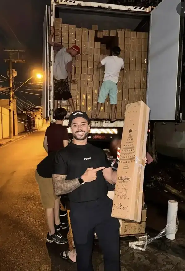Mentorado descarregando container
