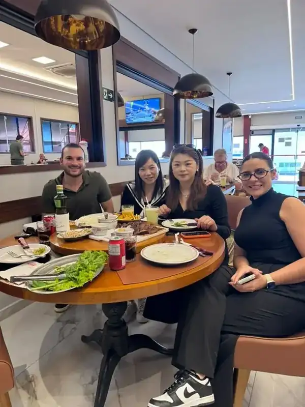 Vitor Mazzini com fornecedores na China