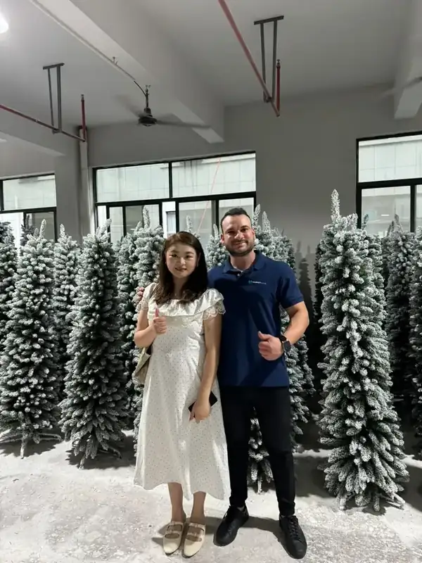 Vitor Mazzini na fábrica na China