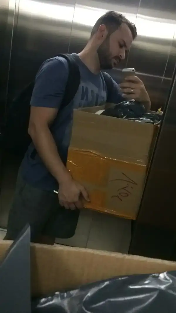 Vitor Mazzini com caixas na China